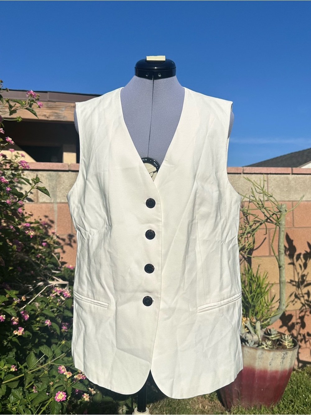 H&M White Sleeveless Button Front Vest